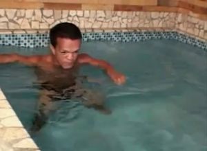 Темнокожая шлюха ебётся с лилипутом